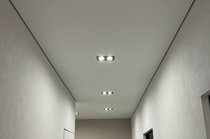 Теневые потолки с трековым светом
