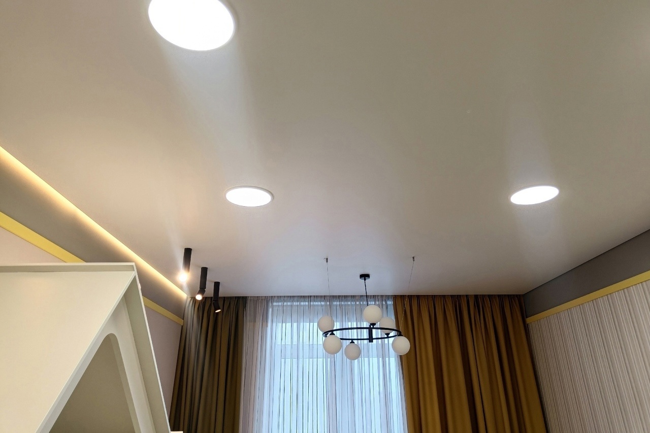 Теневой потолок в коридор и комнаты