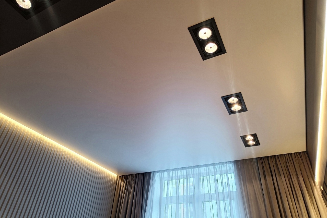 Теневой потолок в коридор и комнаты