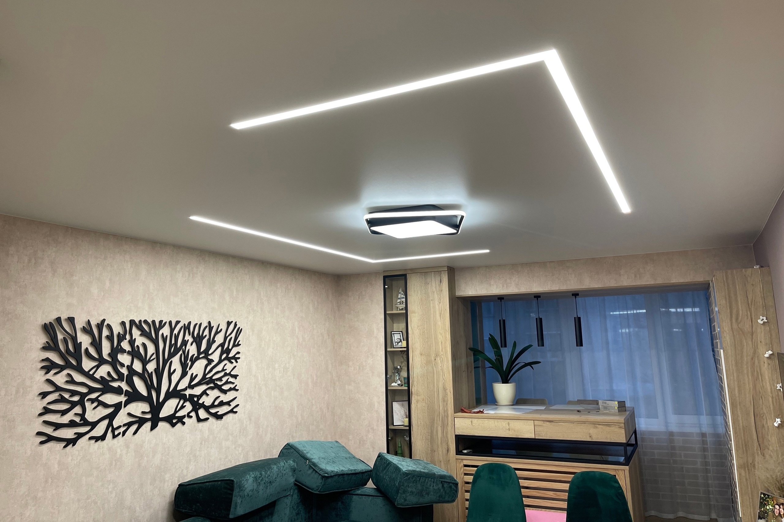 Световые линии в гостиную