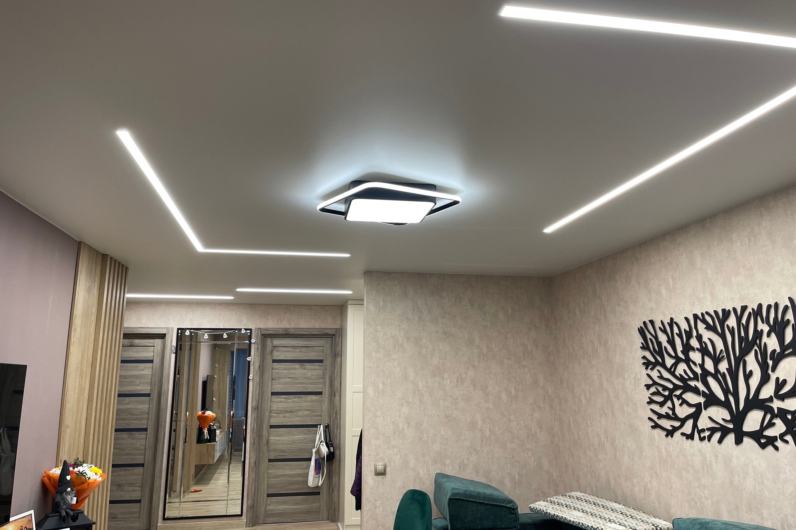 Световые линии в гостиную