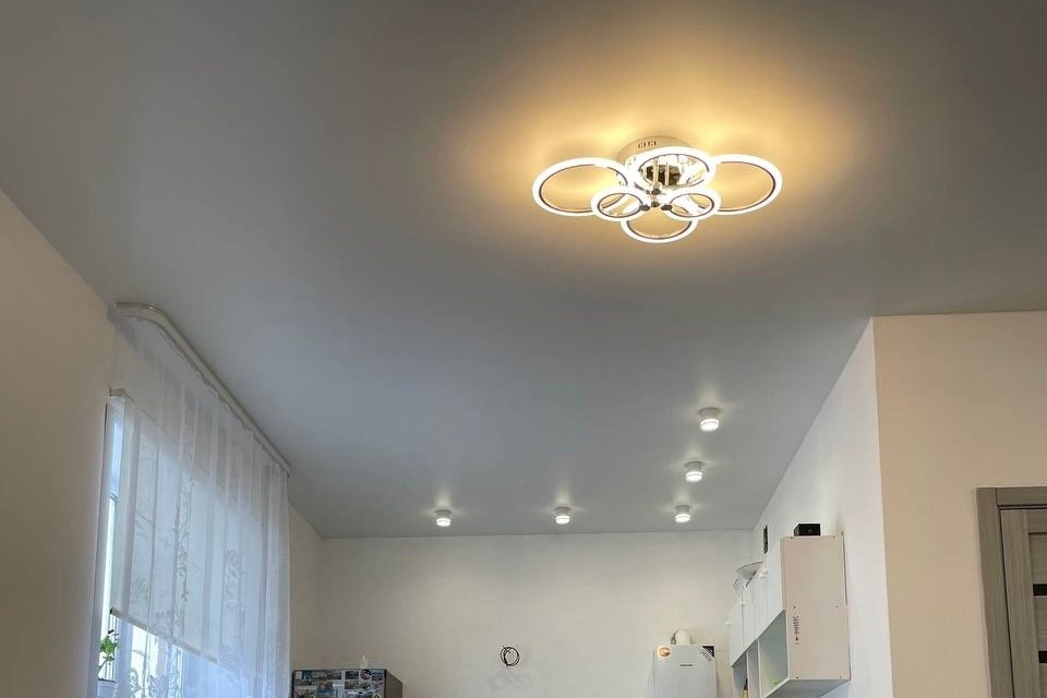 Сатиновый потолок в частный дом