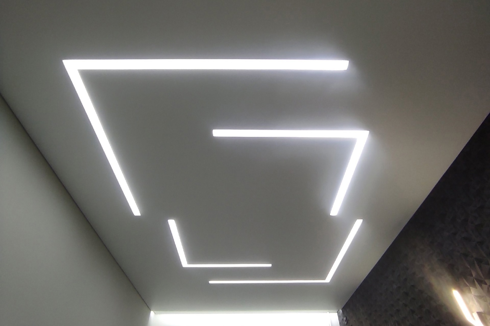 Световые линии в комнату