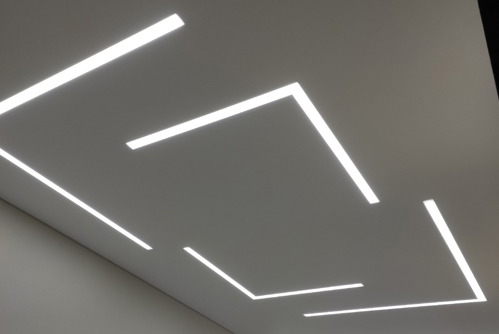 Световые линии в комнату