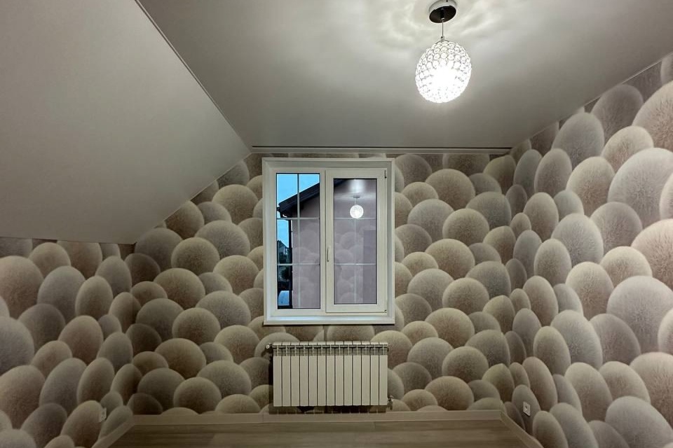 Матовые белые потолки с встроенными карнизами в частном доме