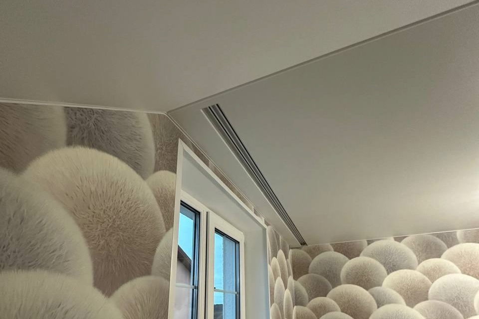 Матовые белые потолки с встроенными карнизами в частном доме