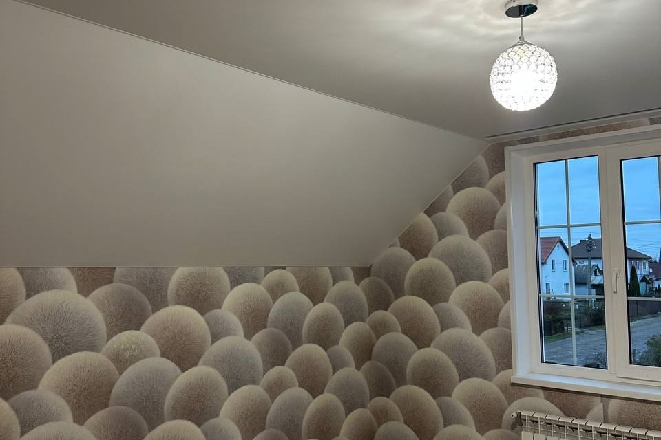 Матовые белые потолки с встроенными карнизами в частном доме