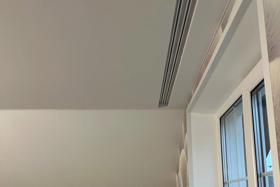 Матовые белые потолки с встроенными карнизами в частном доме