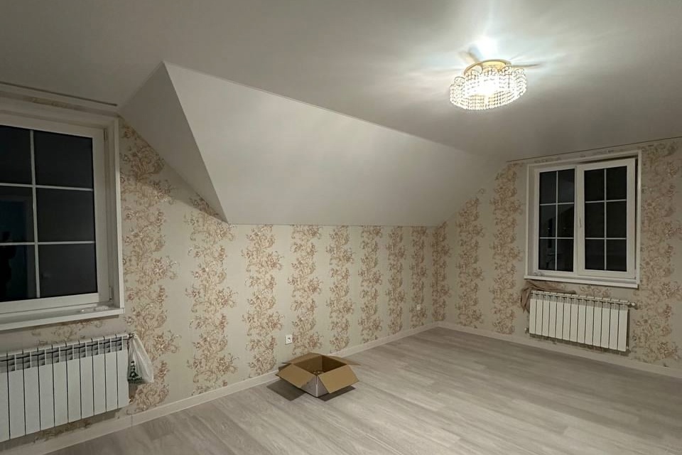 Матовые белые потолки с встроенными карнизами в частном доме