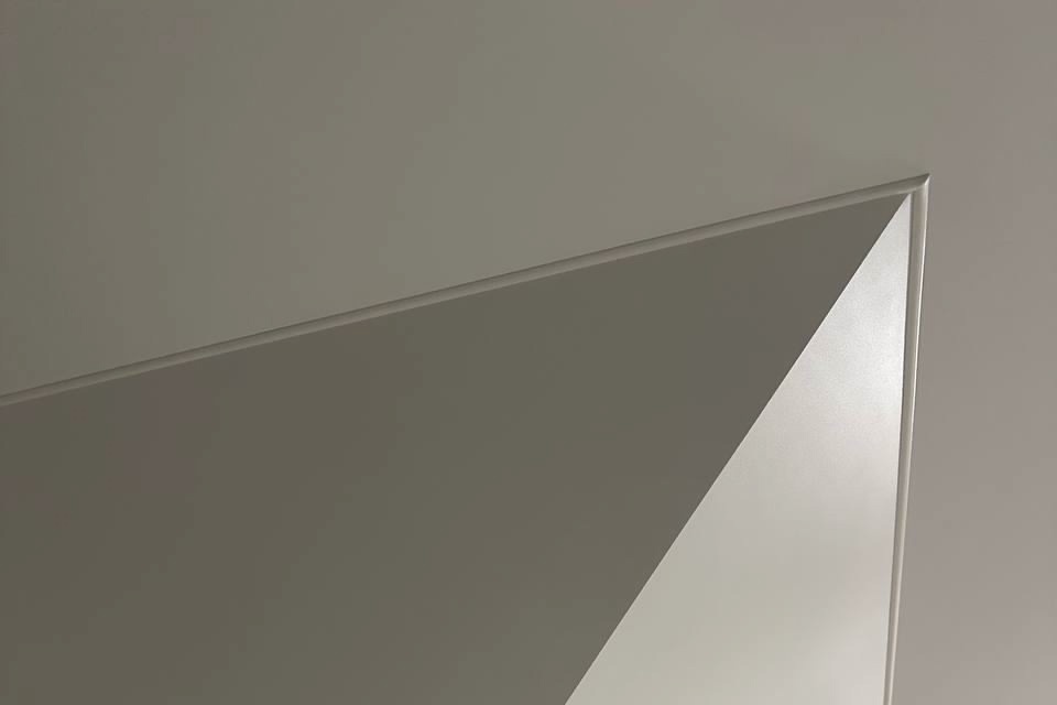 Матовые белые потолки с встроенными карнизами в частном доме