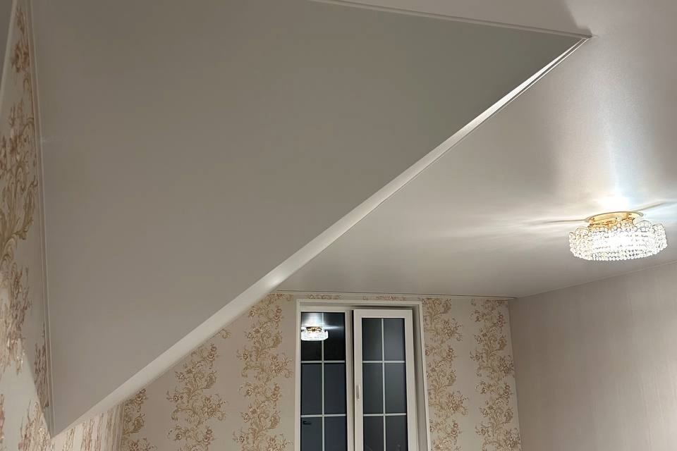 Матовые белые потолки с встроенными карнизами в частном доме