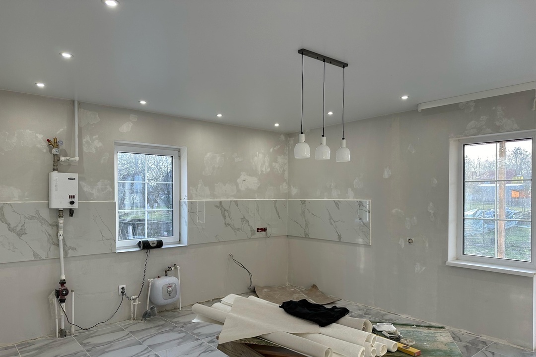 Белый сатиновый потолок на кухню