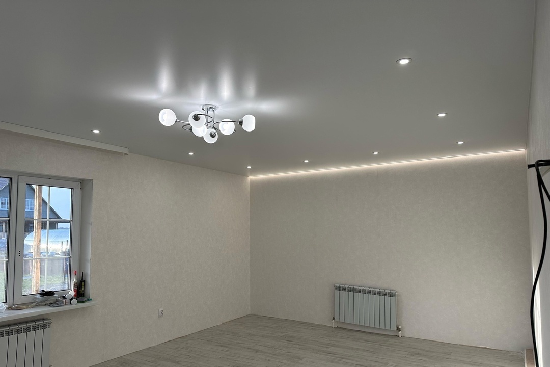 Белый сатиновый потолок на кухню