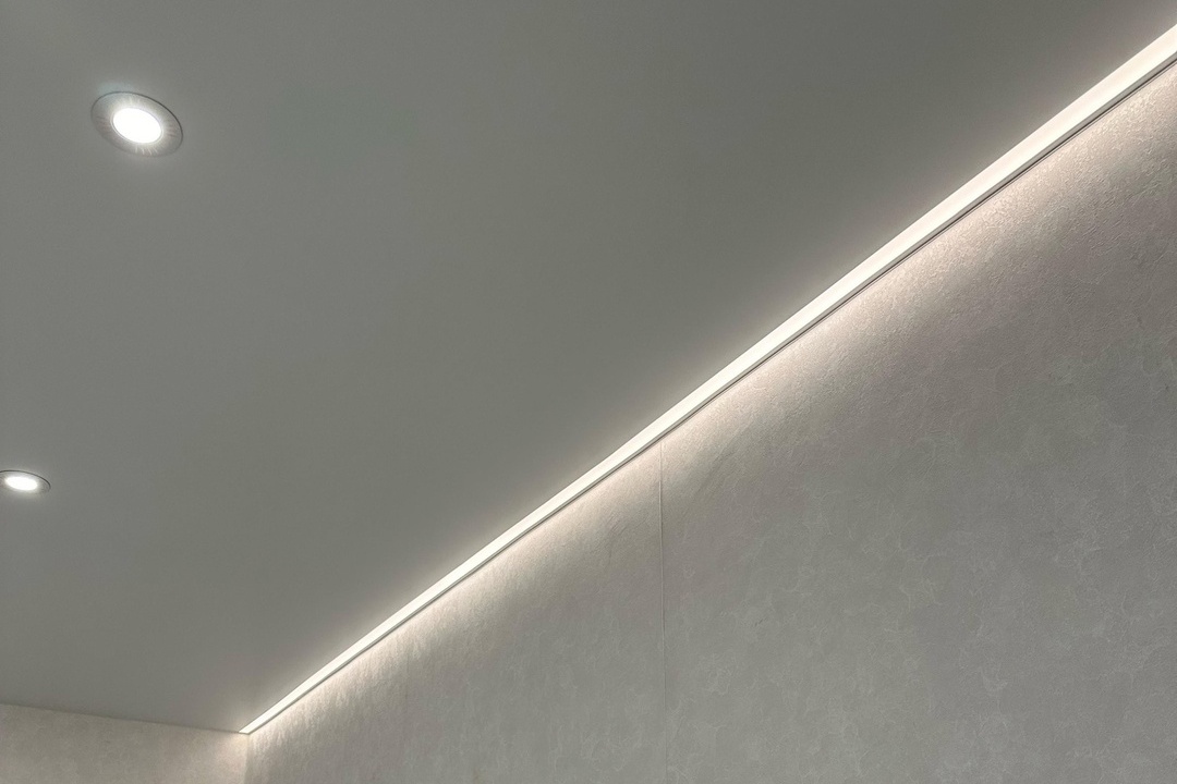 Белый сатиновый потолок на кухню