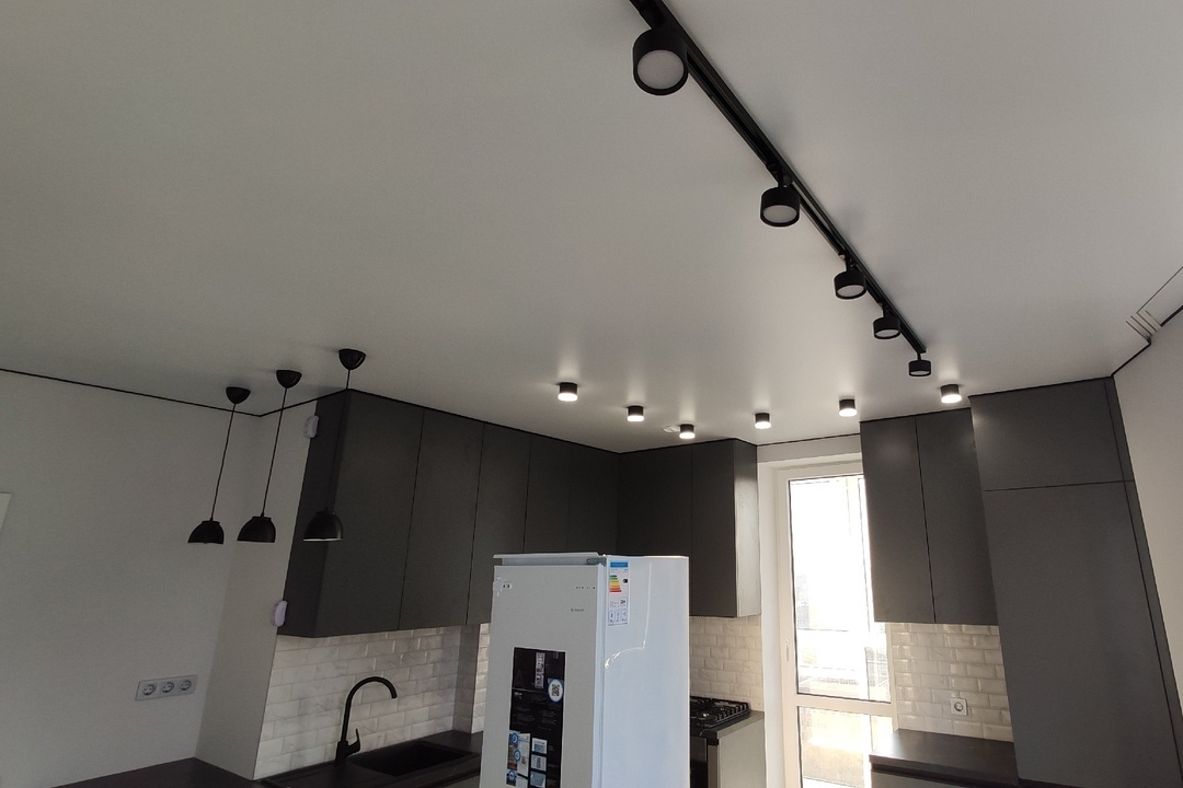 Трековая система + встроенный карниз на кухню