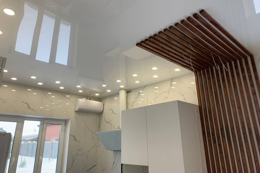 Глянцевый белый потолок в холл и на кухню