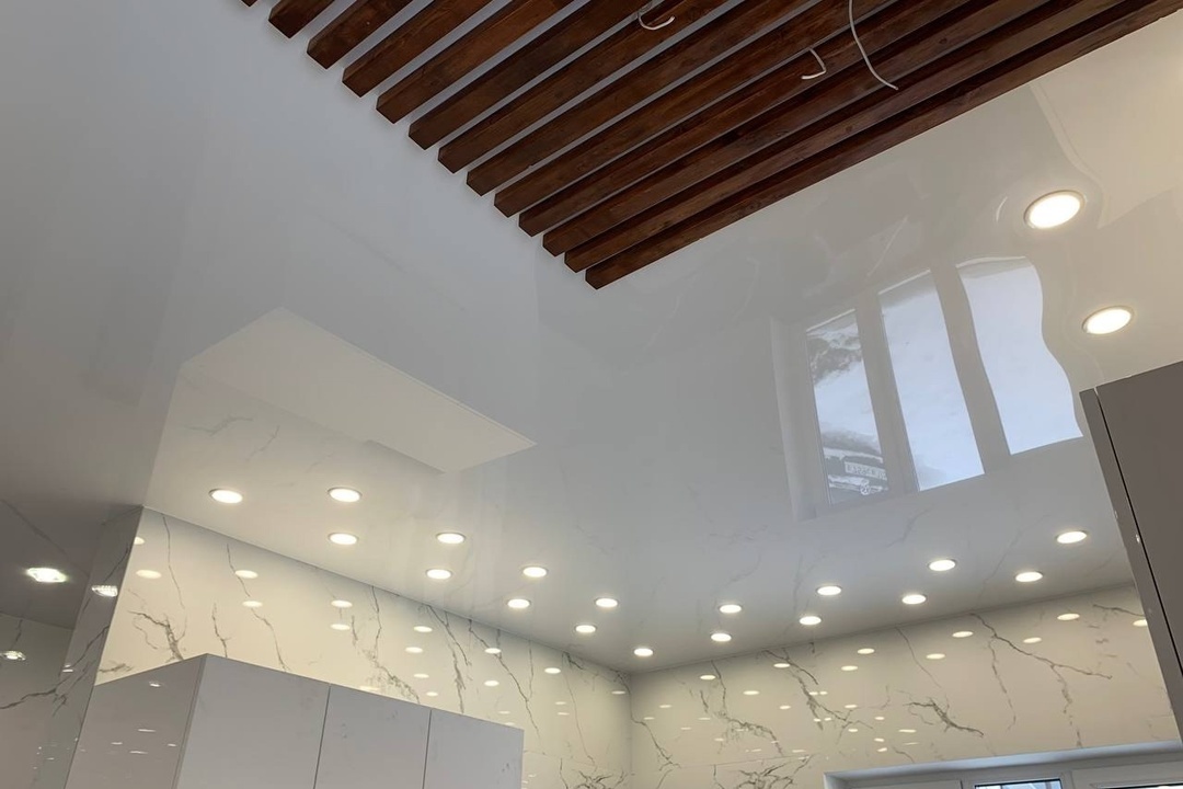 Глянцевый белый потолок в холл и на кухню