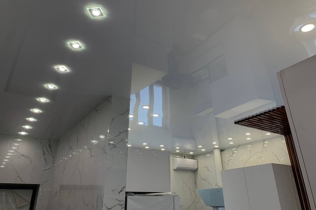 Глянцевый белый потолок в холл и на кухню