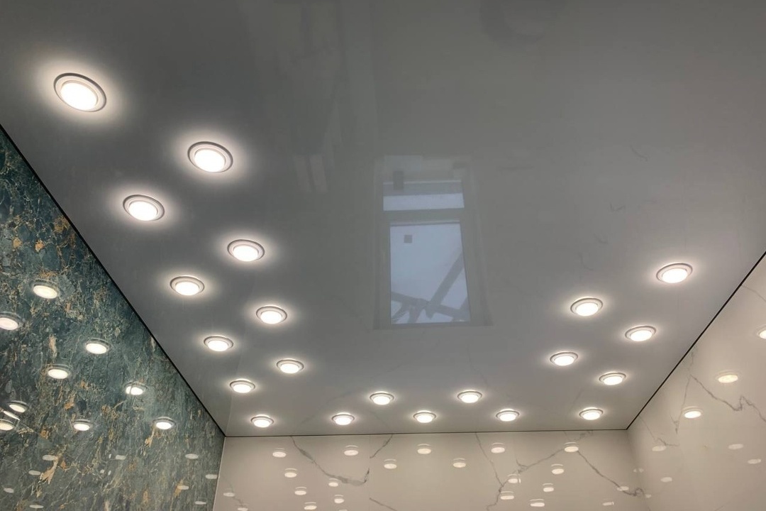 Глянцевый белый потолок в холл и на кухню