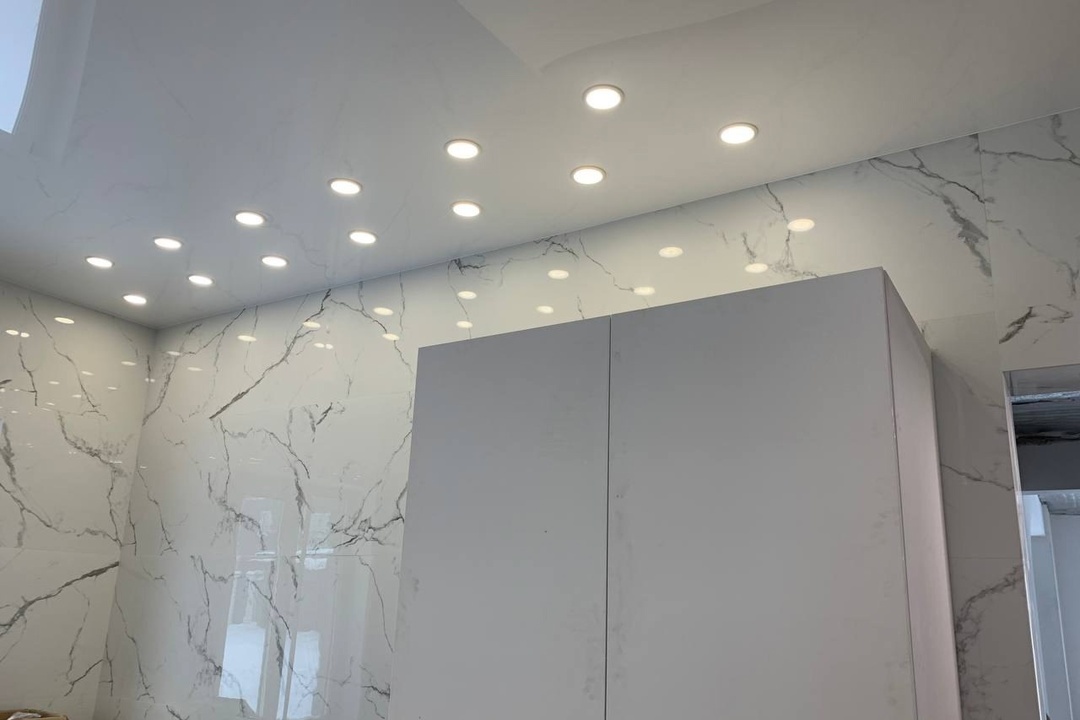 Глянцевый белый потолок в холл и на кухню