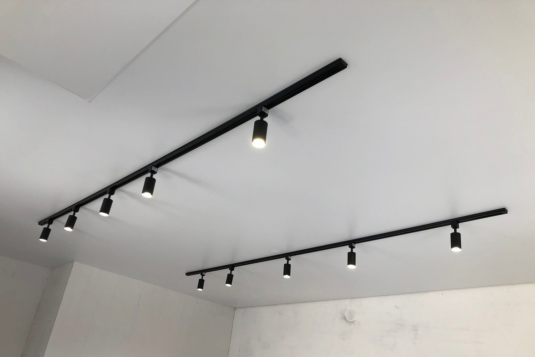 Белый матовый потолок с трековой системой