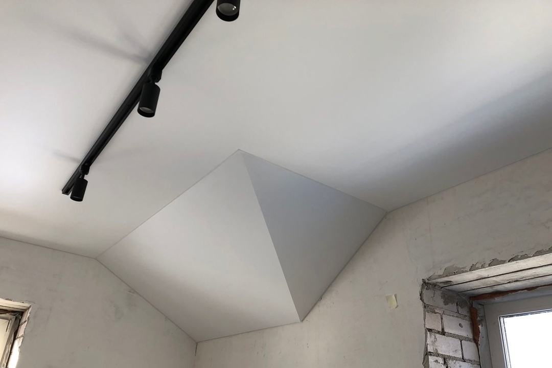 Белый матовый потолок с трековой системой