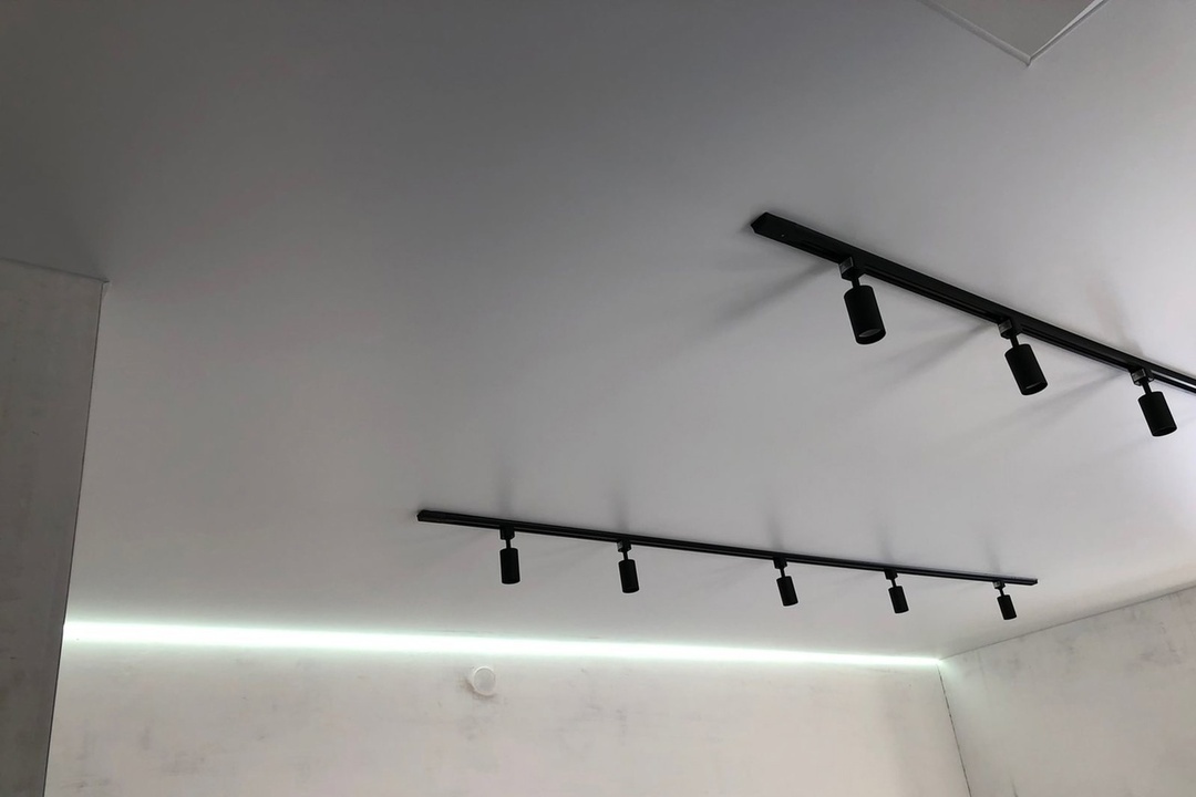 Белый матовый потолок с трековой системой