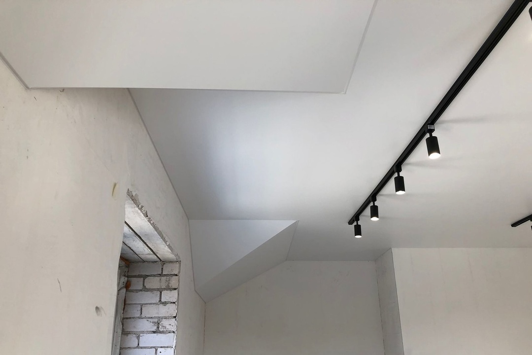 Белый матовый потолок с трековой системой