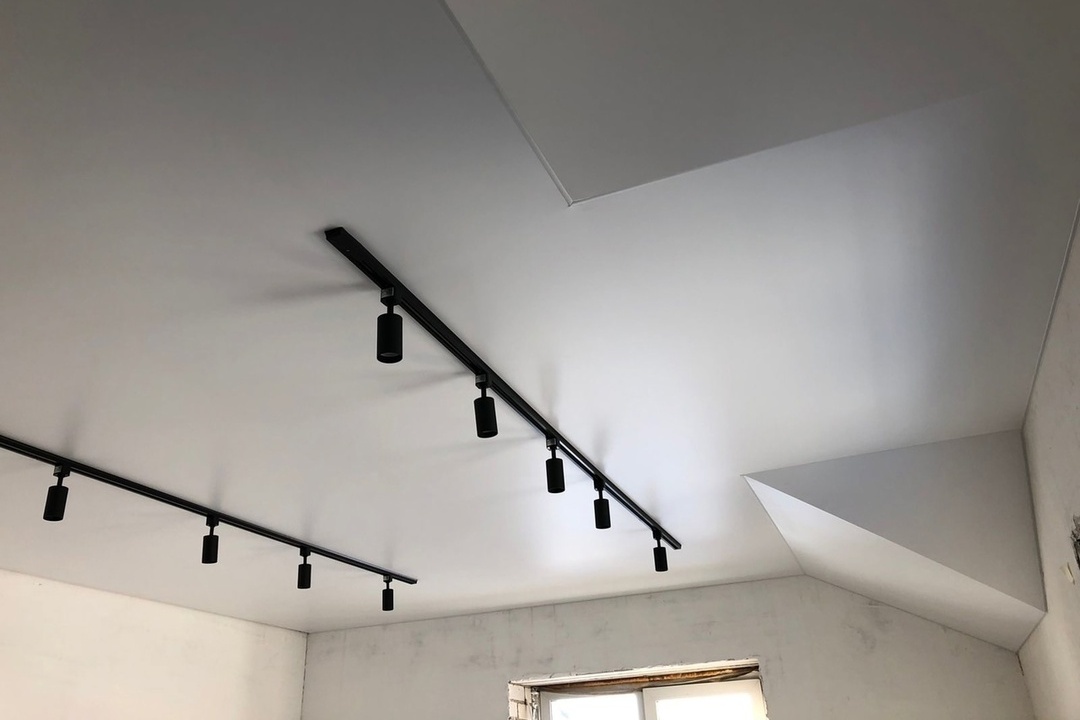 Белый матовый потолок с трековой системой