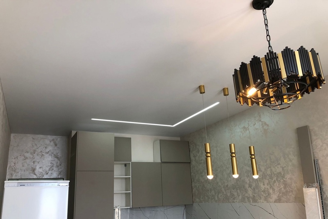 Световые линии + встроенный карниз на кухню