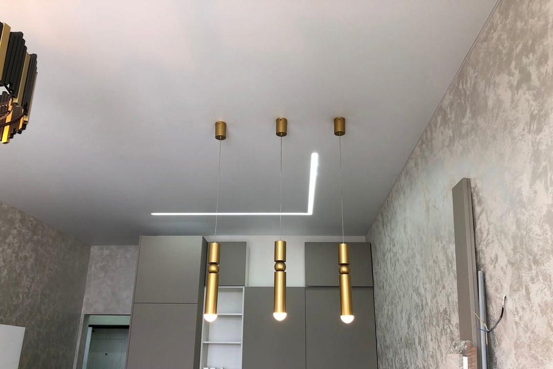 Световые линии + встроенный карниз на кухню