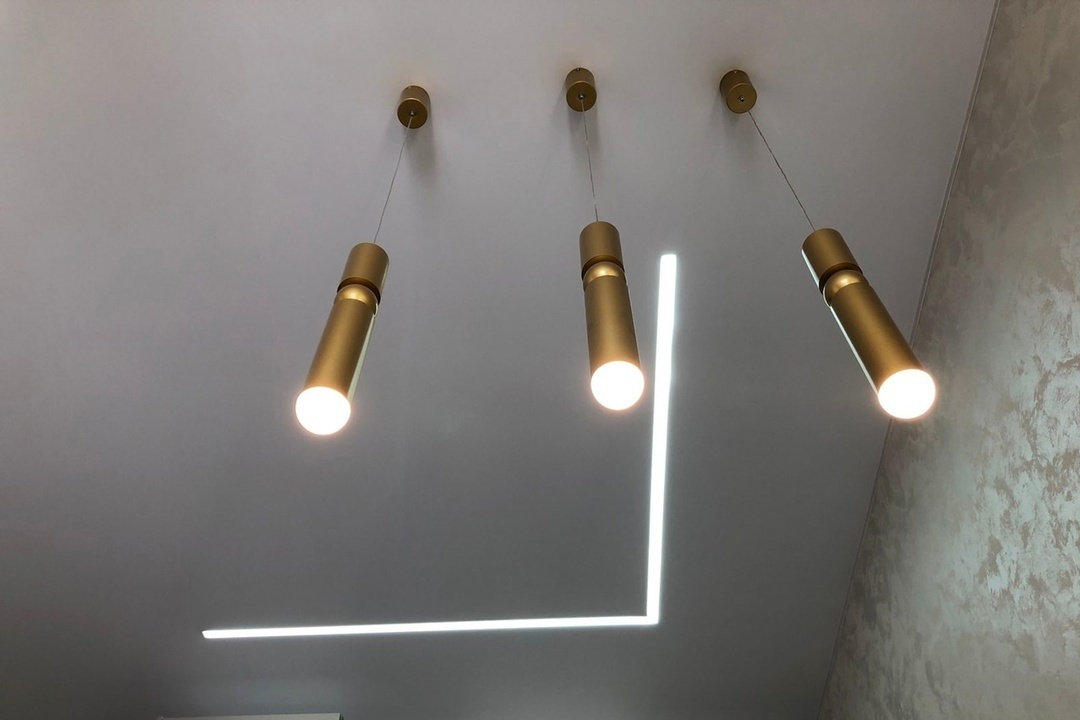 Световые линии + встроенный карниз на кухню