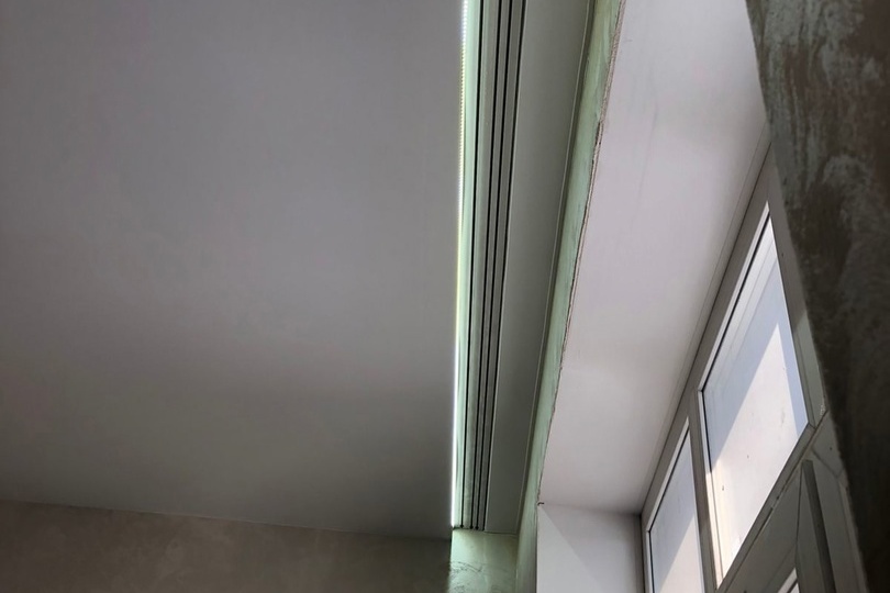 Световые линии + встроенный карниз на кухню