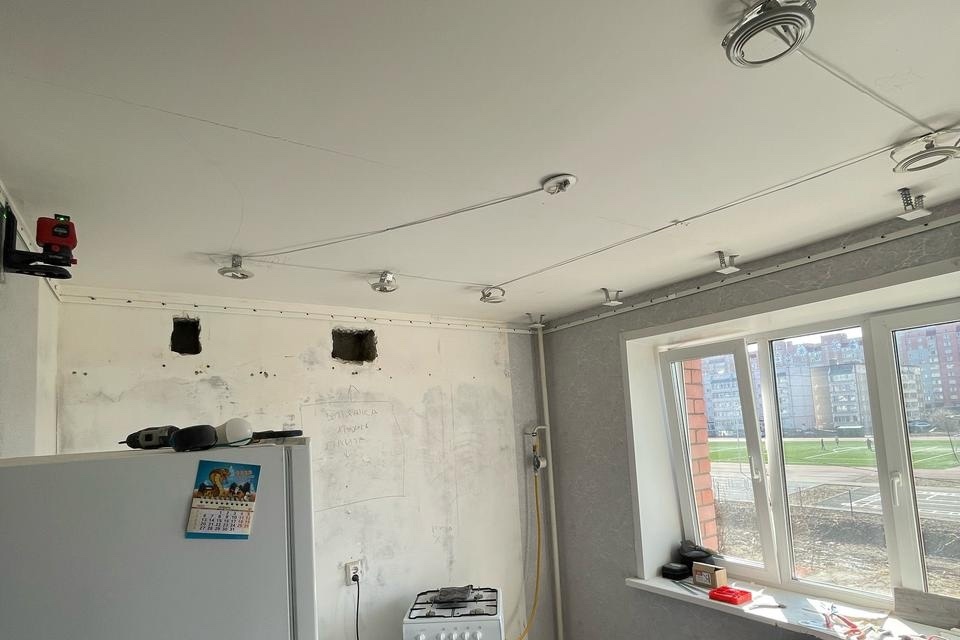 Белый матовый потолок на кухню