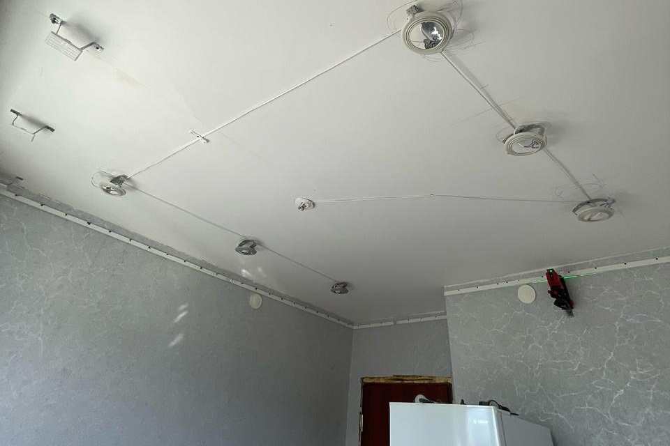 Белый матовый потолок на кухню