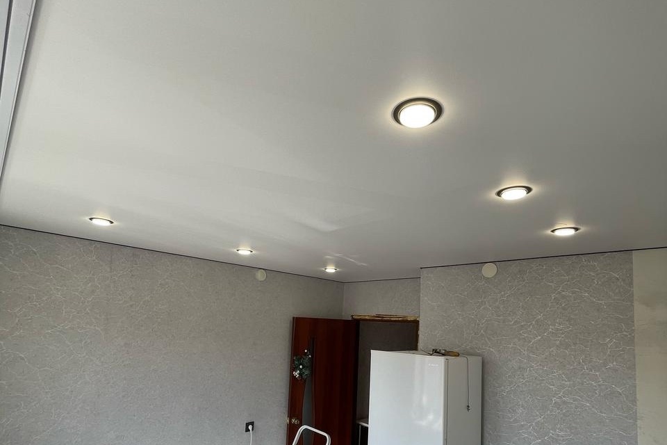 Белый матовый потолок на кухню