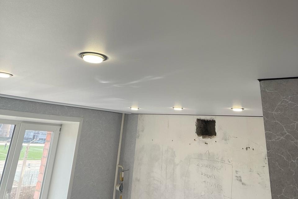 Белый матовый потолок на кухню