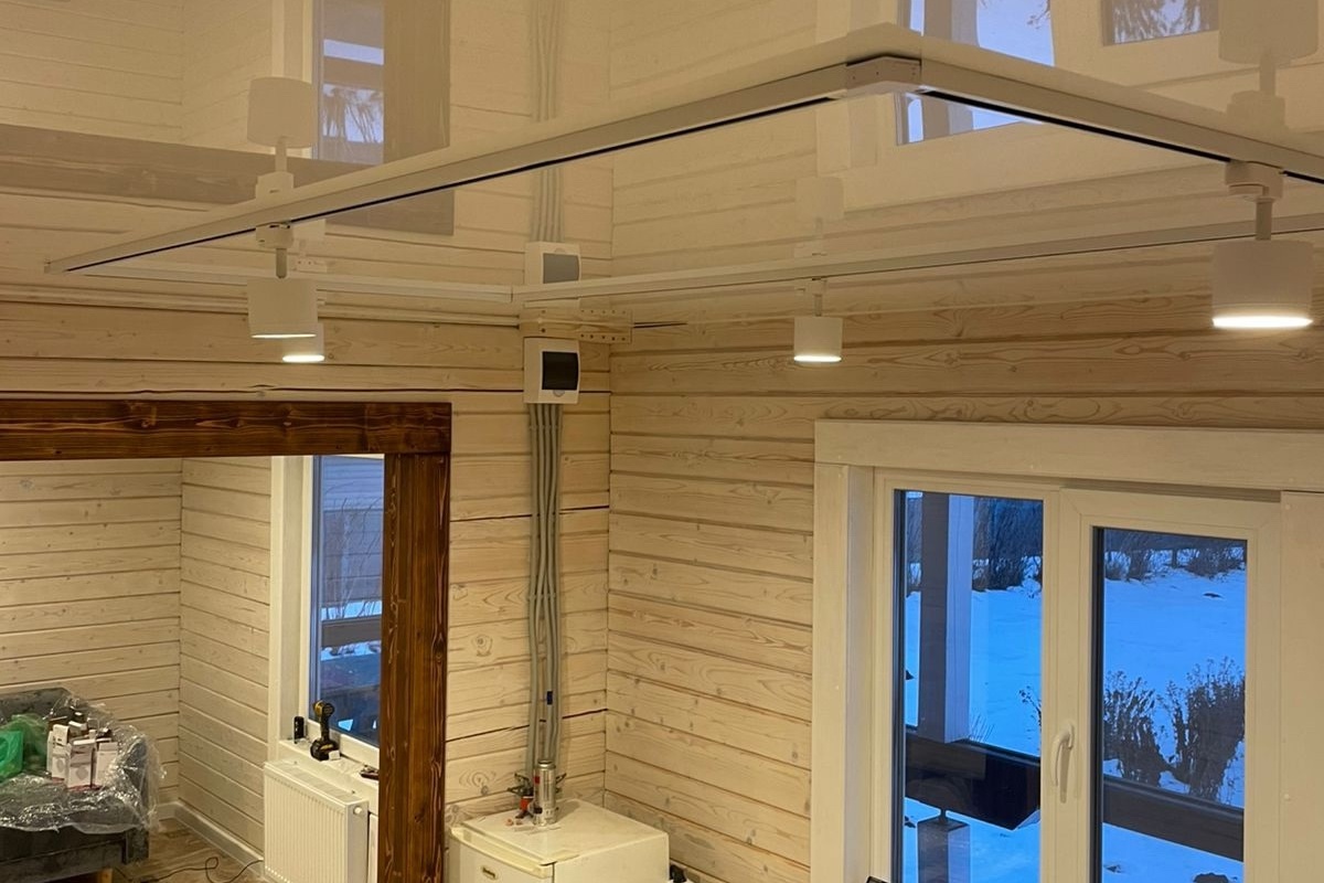 Глянцевые потолки + трековые системы в загородном доме