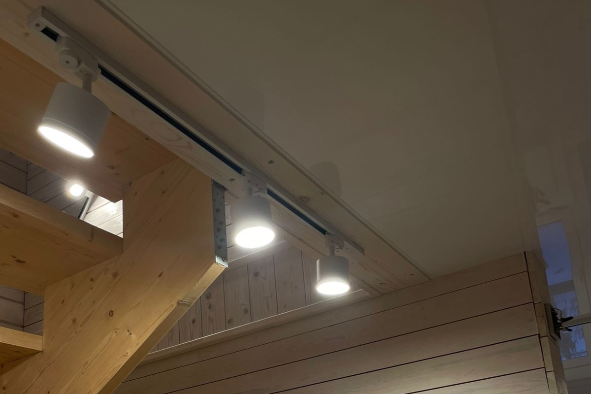 Глянцевые потолки + трековые системы в загородном доме