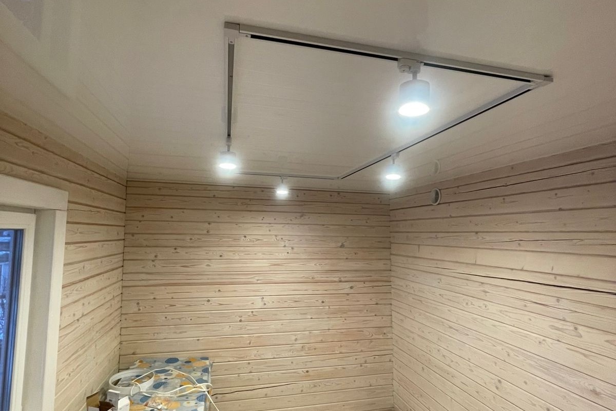 Глянцевые потолки + трековые системы в загородном доме