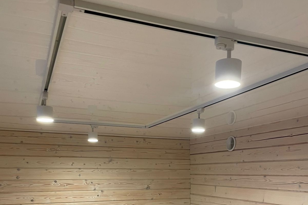 Глянцевые потолки + трековые системы в загородном доме