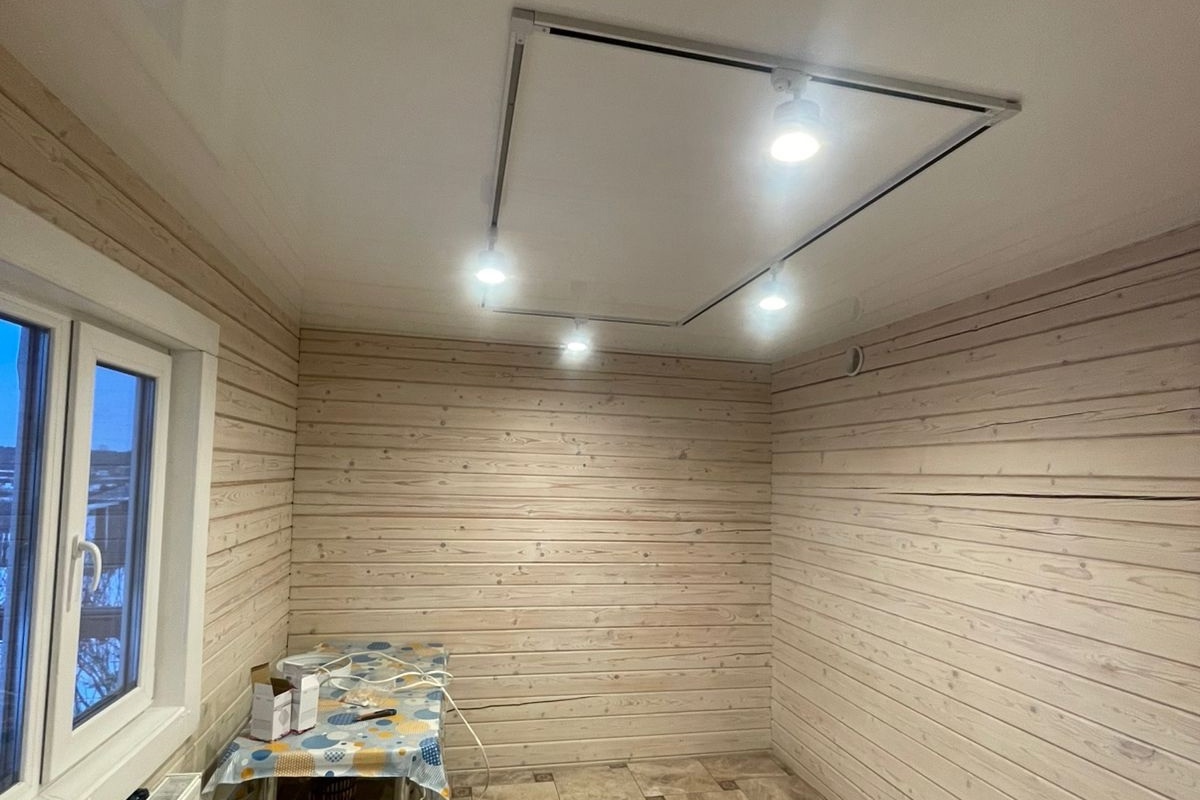 Глянцевые потолки + трековые системы в загородном доме