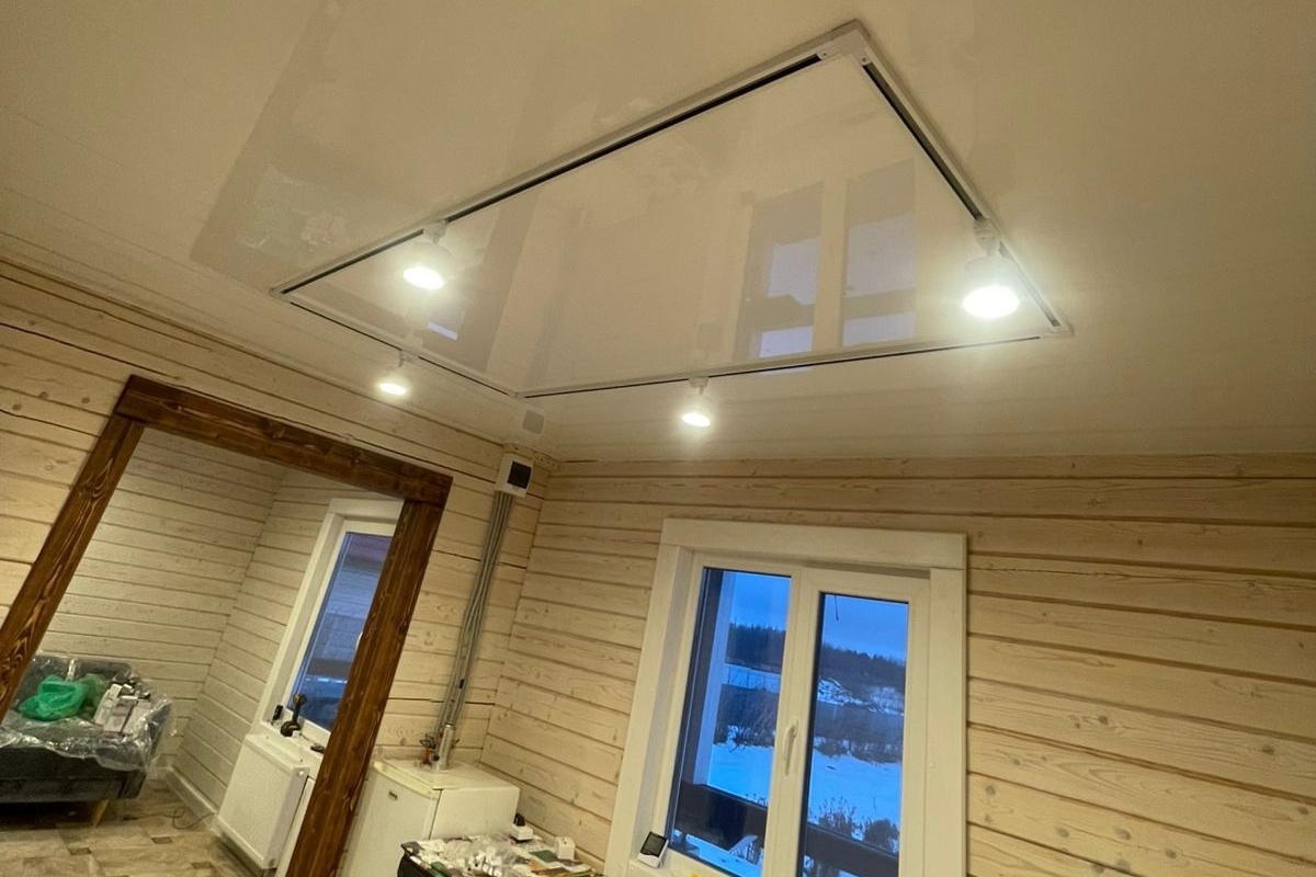 Глянцевые потолки + трековые системы в загородном доме