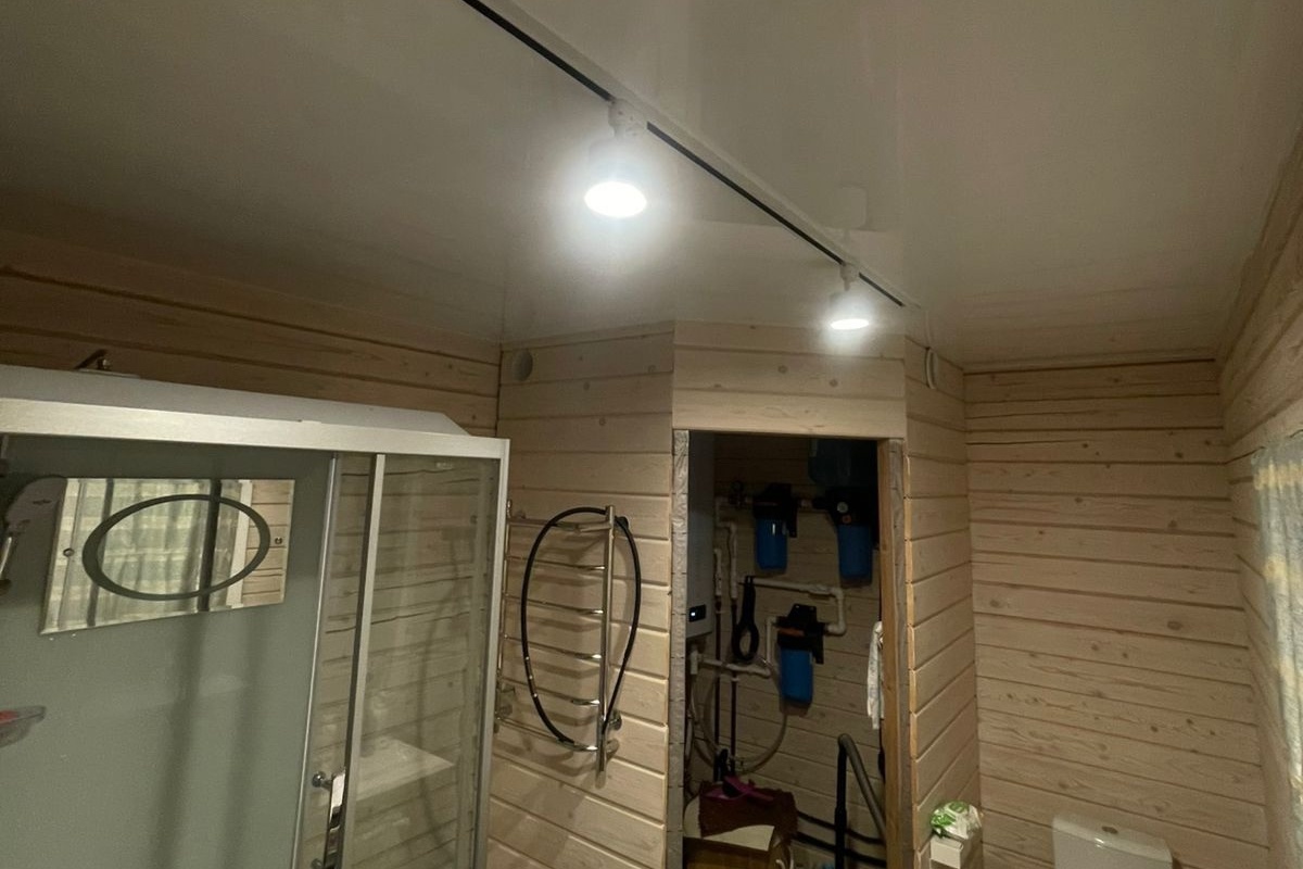 Глянцевые потолки + трековые системы в загородном доме