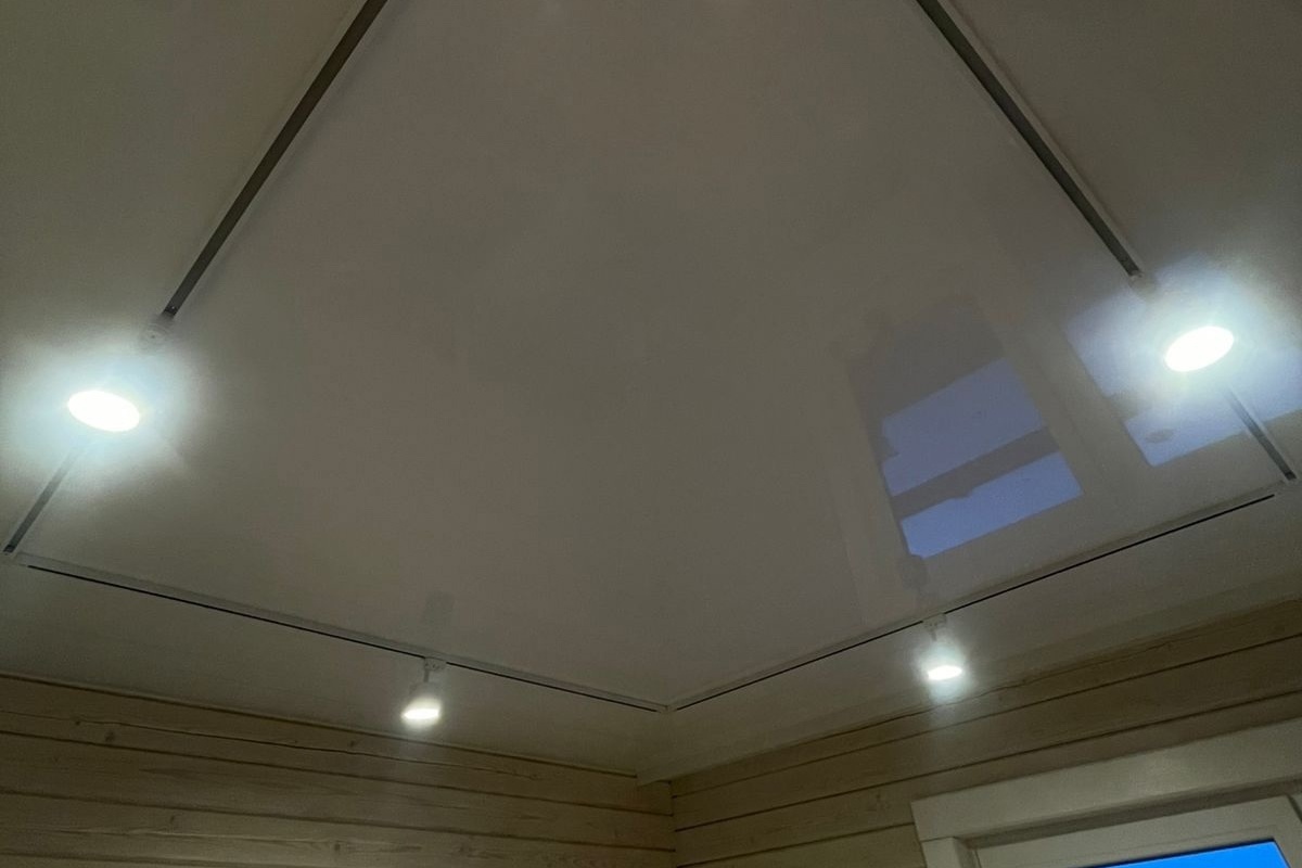 Глянцевые потолки + трековые системы в загородном доме