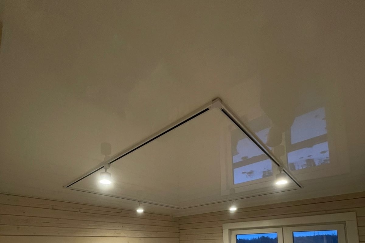 Глянцевые потолки + трековые системы в загородном доме