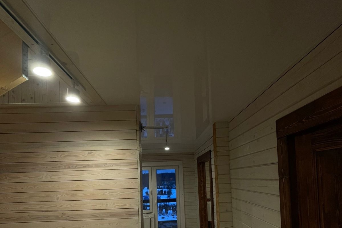 Глянцевые потолки + трековые системы в загородном доме