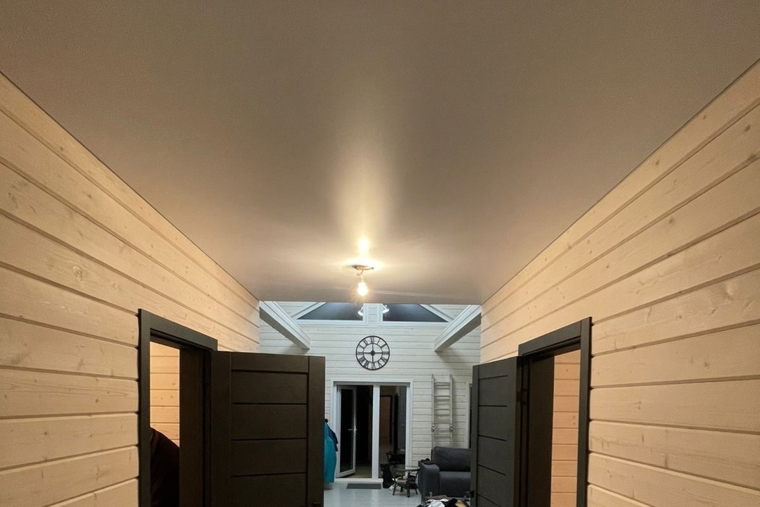 Матовые белые потолки в коттедж