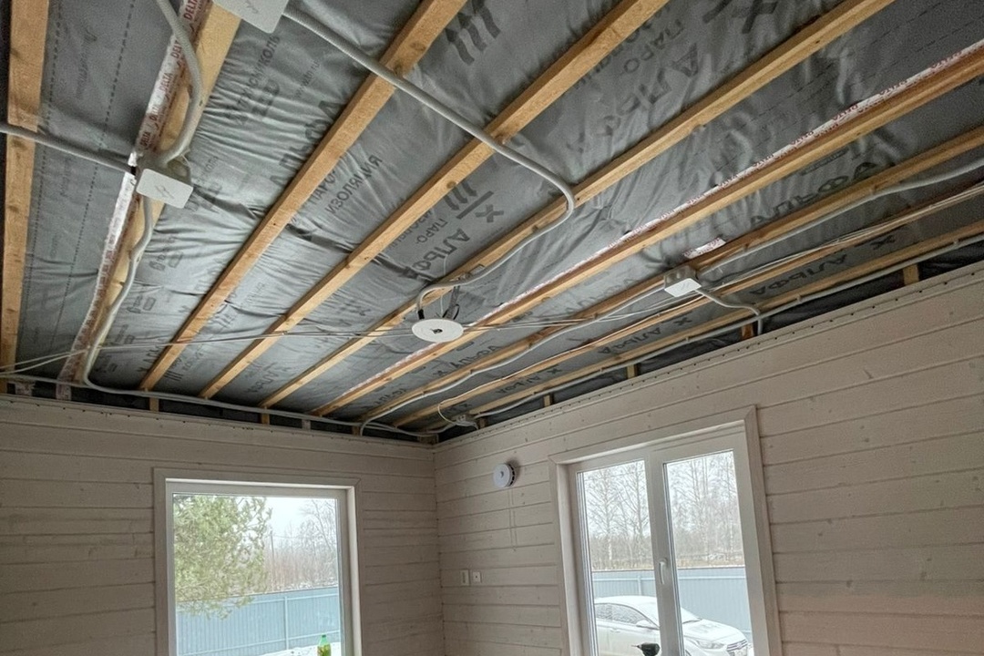 Матовые белые потолки в коттедж