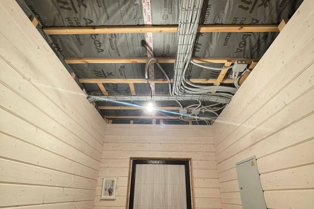 Матовые белые потолки в коттедж